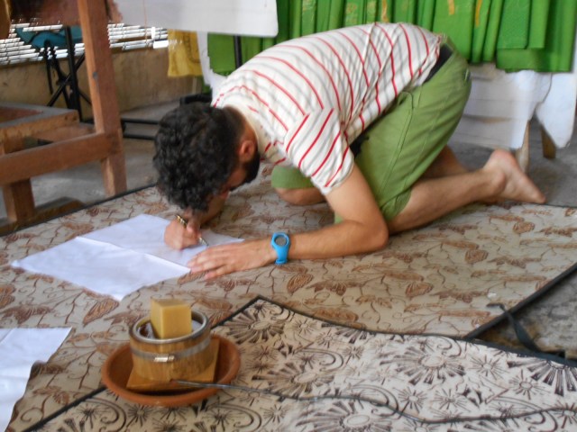 Il disegno a matita sul telo di cotone