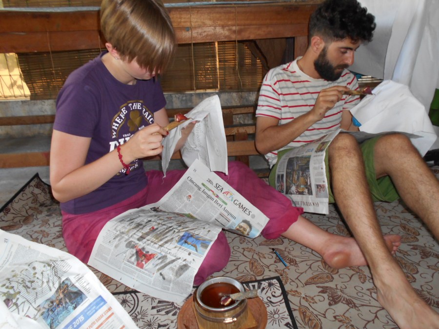 Con molta pazienzae attenzione si applica la cera sulla fantasia del disegno